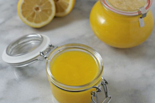 Zitronenkurde in Gefäße füllen