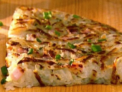 Foto von Draniki mit Zwiebeln und Speck