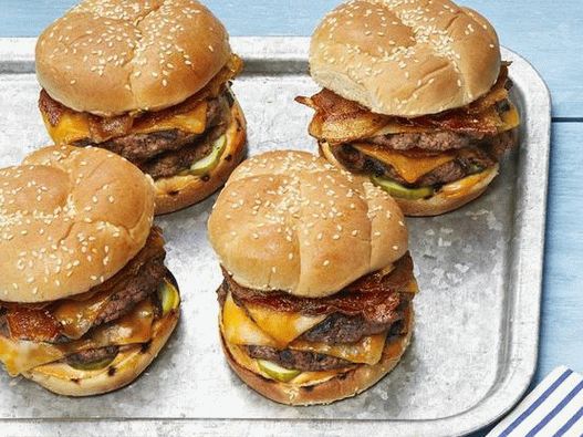 Foto eines Doppel-Cheeseburgers mit Ahornspeck am 23. Februar