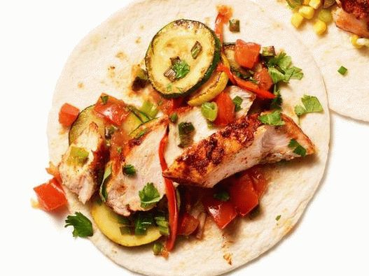 Foto von Fajitas mit Hähnchen und Zucchini