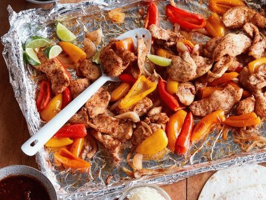 Foto von Fajitas mit Hähnchen auf einem Backblech