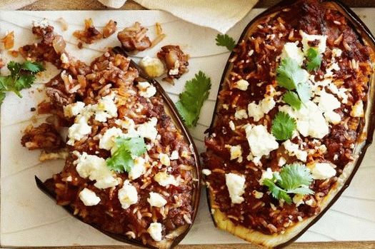 Foto gefüllt mit Lamm-Auberginen-Pantoffeln (Melizanes Paputsakya)