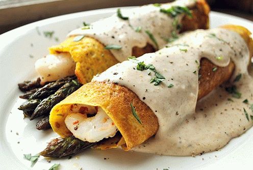 Photo Gefüllte Pfannkuchen mit Bechamelsauce