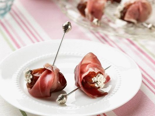 Mit Käse gefüllte Fotodaten, mit Schinken umwickelt
