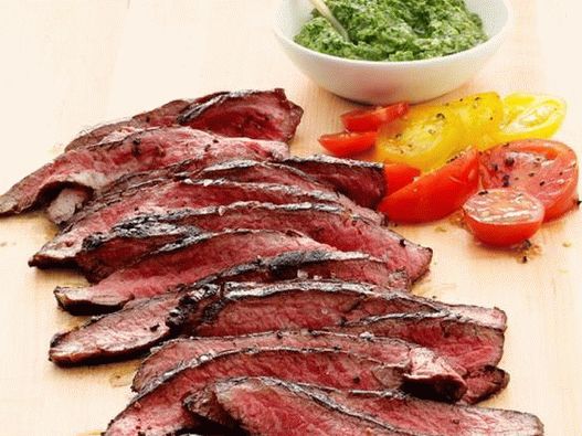 Gegrilltes Flankensteak Foto mit Kapern und Sardellen