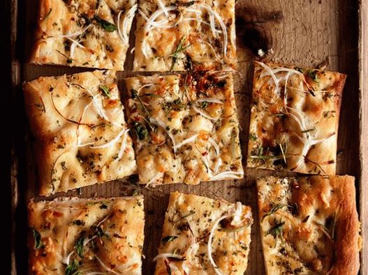 Photo Focaccia mit Zwiebeln und Kräutern