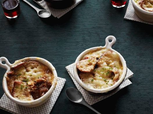 Photo Französische Zwiebelsuppe mit gedünsteten Rippen