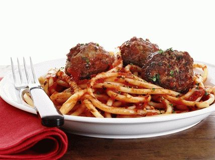 Foto von mit Ricotta-Käse gefüllten Fleischbällchen