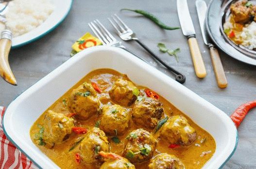 Foto von Fleischbällchen in Currysauce gedünstet