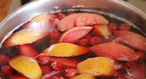 Obst- und Beerensuppe