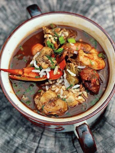 Foto von Gumbo mit Meeresfrüchten, Wurst und knuspriger Okra