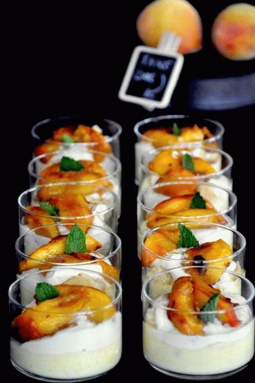 Foto von glasierten Pfirsichen im Ofen
