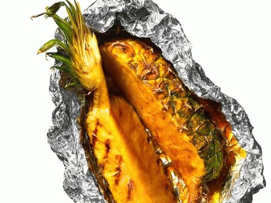 Foto von glasierter Ananas auf dem Grill in Folie