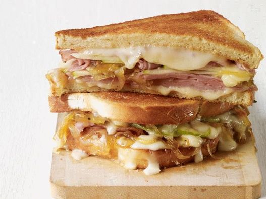 Photo Hot Sandwich mit Taleggio-Käse und Schinken