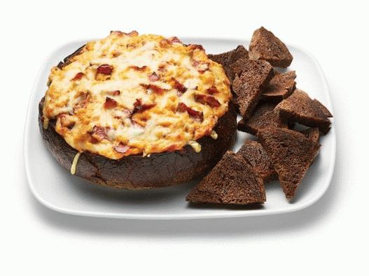 Photo Hot Ruben Dip Sauce in einer Brotschale