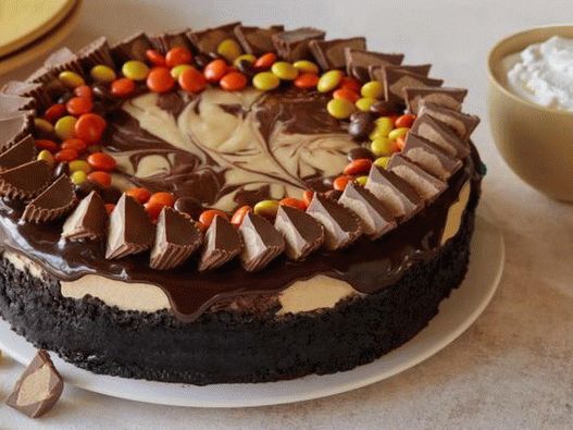 Photo Grand Cheesecake mit Erdnussbutter und Süßigkeiten