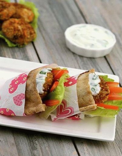 Photo Griechische Gyro-Tortilla gefüllt mit Fleischbrot mit Zaziki-Sauce