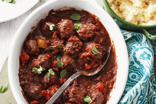 Foto griechische Frikadellen in Tomatensauce
