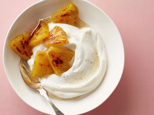 Photo Griechischer Joghurt mit gebackenen Ananas in Orangen-Honig-Sirup