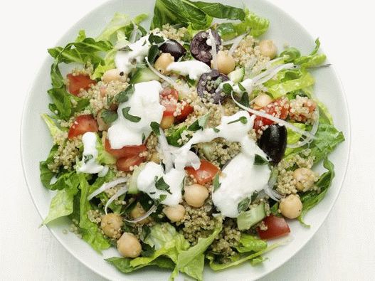 Photo Griechischer Salat von Choriatiki mit Quinoa und Kichererbsen