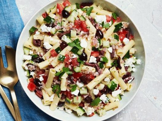 Photo Griechischer Salat mit Nudeln, Feta und Oliven