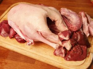 Gans mit Äpfeln
