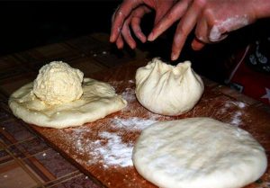 Khachapuri in einer Pfanne