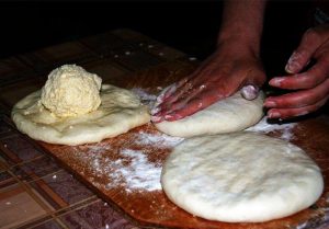 Khachapuri in einer Pfanne