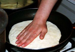 Khachapuri in einer Pfanne