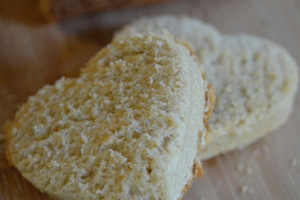 Brot in einer Brotbackmaschine mit Kaffee