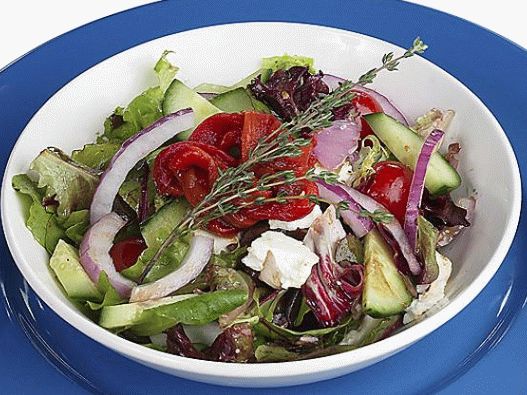 Foto von Horiatiki (griechischer Salat mit Feta-Käse)