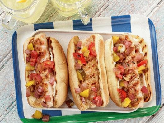 Photo Hot Dog mit gegrillten Garnelenfrikadellen und gebratenem Gemüsedressing