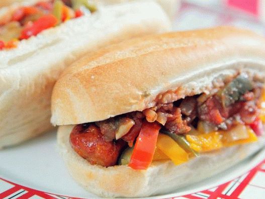 Photo Hot Dogs mit Chorizo-Würstchen und scharfer Salsa