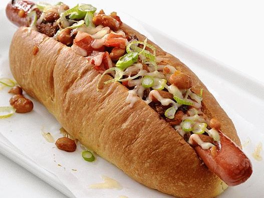 Photo Hot Dogs mit Käse-Chili-Chipotle-Saucen