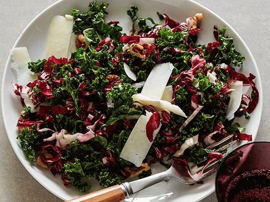 Photo Knuspriger Grünkohlsalat mit Walnüssen und Käse
