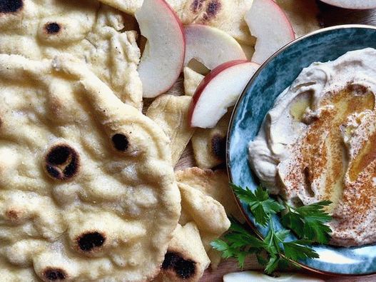 Foto von Hummus mit Chili Pepper