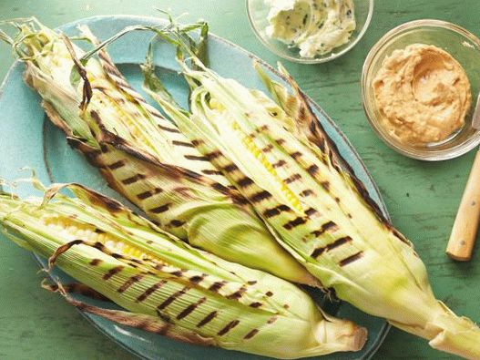 Photo Perfect Maiskolben mit grüner Butter gegrillt