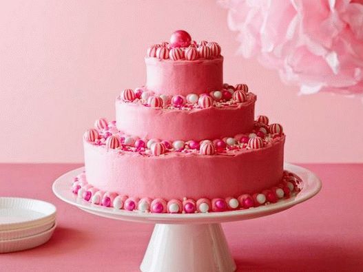 Foto einer Geburtstagstorte mit rosa Butterglasur