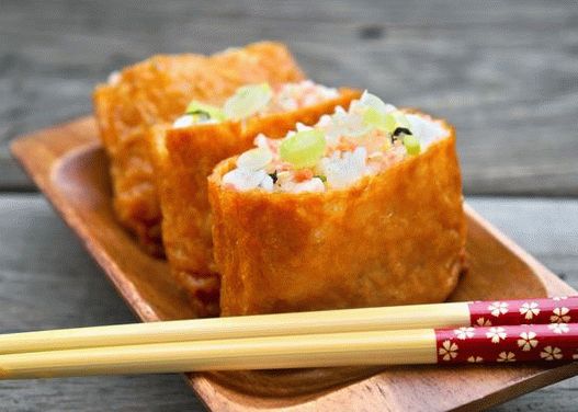 Foto von Inari Sushi - Tofu gefüllt mit Gemüse und Reis auf Japanisch
