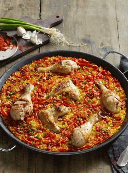 Photo Spanische Paella mit Hähnchen und Chorizo
