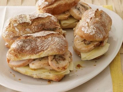 Foto italienische Sandwiches mit Pute und Pancetta