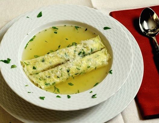 Foto italienische Suppe mit Pfannkuchen