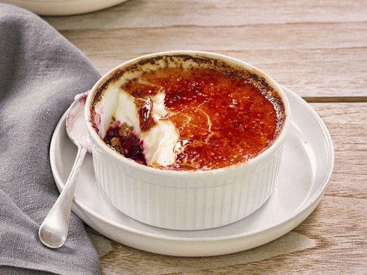 Foto Joghurtcreme Brulee mit Beeren und Müsli