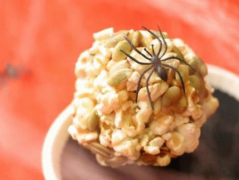 Süßwürzige Popcornbällchen mit Kürbiskernen