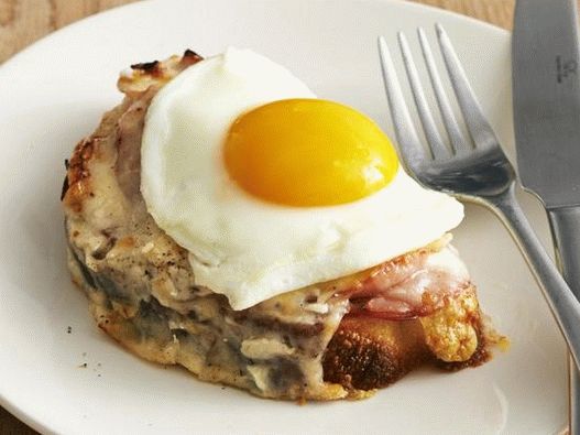 am ende ein croque monsieur sandwich backen, mit rührei servieren