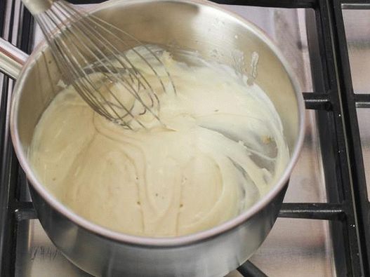 Bechamel mit einem Schneebesen schlagen und abkühlen lassen