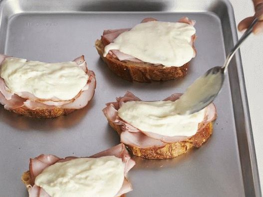 Eine Schicht Bechamel auf den Schinken legen