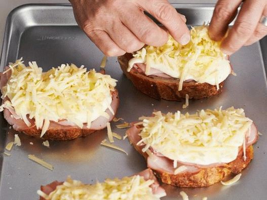 und mit einer Schicht Käse bestreuen, mit gemahlenem Pfeffer würzen