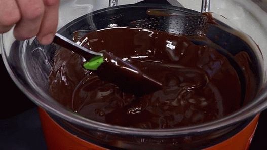 Temperierte Schokolade wieder schmelzen lassen, damit Sie bequem damit arbeiten können