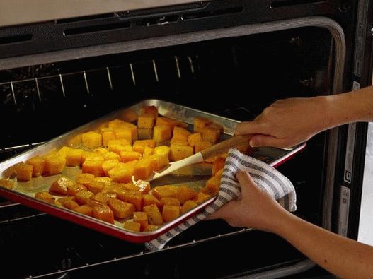 Rühren Sie den Kürbis beim Backen